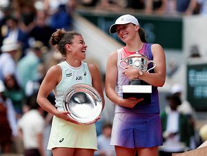 Dwie Włoszki triumfują na kortach Roland Garros - tak prezentuje się rzeczywistość.