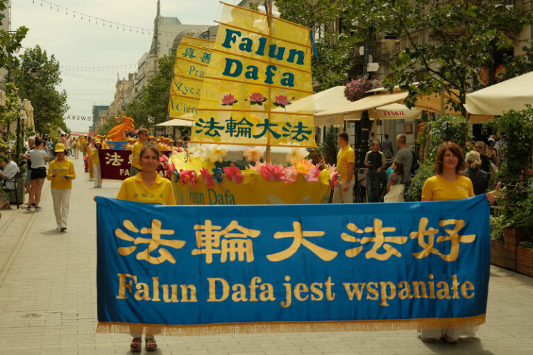 Parada Falun Dafa w Łodzi: Złote Smoki, Niebiańskie Panny i Tańczące Lwy przy Dźwiękach Bębenków – Relacja w Fotografiach