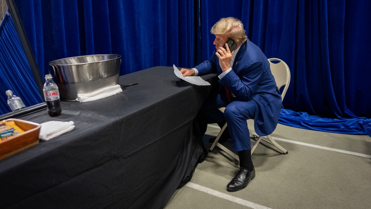 Donald Trump jest sfrustrowany i wybucha. Co mogło się wydarzyć za zamkniẹtymi drzwiami? Kulisy tajemniczego spotkania.