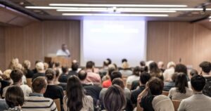 Składki od zleceń - oszustwo czy racjonalne działanie? Specjalista: Wykluczenie studentów to niesłuszna decyzja.