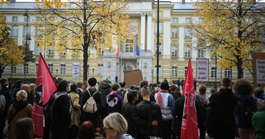 Protestujący przed siedzibą premiera. "Polityka straszenia migracją wzmacnia pozycję Białorusi"