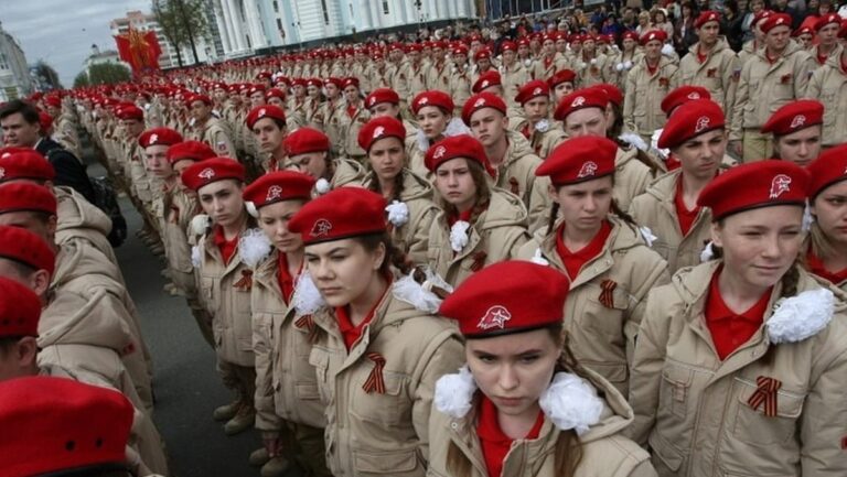 Rosja instruuje młodych mieszkańców okupowanych obszarów Ukrainy do walki przeciwko swojej własnej ojczyźnie