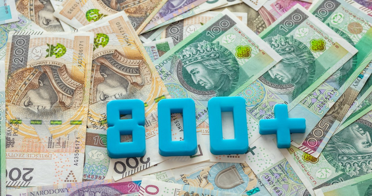Zmiana terminu wypłat świadczenia 500 plus. ZUS przesuwa dzień wypłaty na listopad o jeden dzień wcześniej.