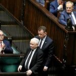 KO i PiS przodują, lecz nie wśród młodych wyborców. Znaczący wzrost poparcia dla jednej z partii [SONDAŻ]
