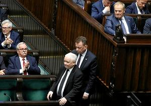 KO i PiS przodują, lecz nie wśród młodych wyborców. Znaczący wzrost poparcia dla jednej z partii [SONDAŻ]