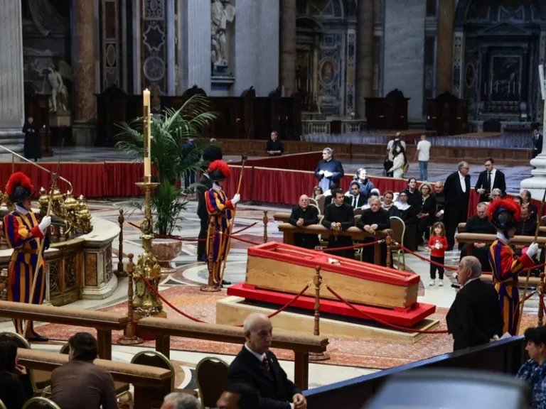 Gdzie można na żywo śledzić pogrzeb papieża Franciszka? Oto dostępne możliwości