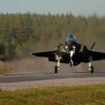 Myśliwiec F-35 na autostradzie: niezwykłe zdarzenie w ruchu drogowym
