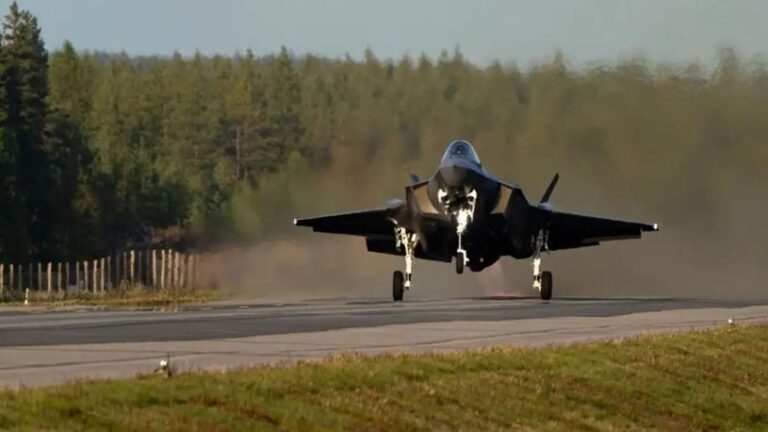 Myśliwiec F-35 na autostradzie: niezwykłe zdarzenie w ruchu drogowym