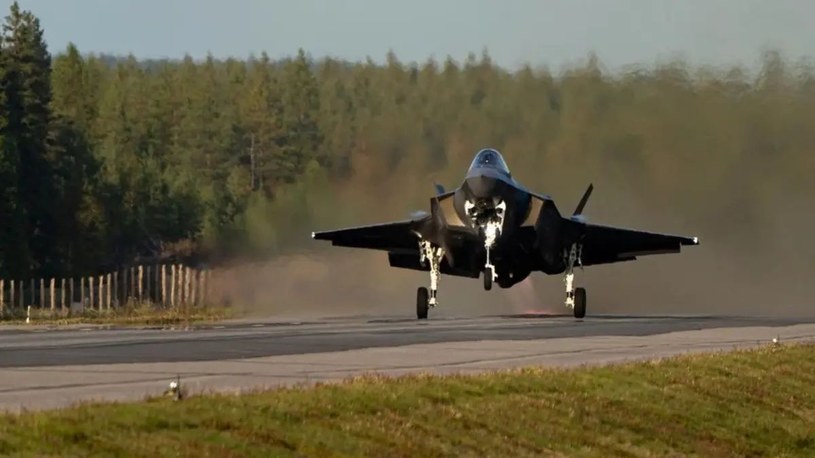 Myśliwiec F-35 na autostradzie: niezwykłe zdarzenie w ruchu drogowym