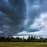 Groźne burze z gradem i możliwe trąby powietrzne nad Polską – ostrzeżenia IMGW