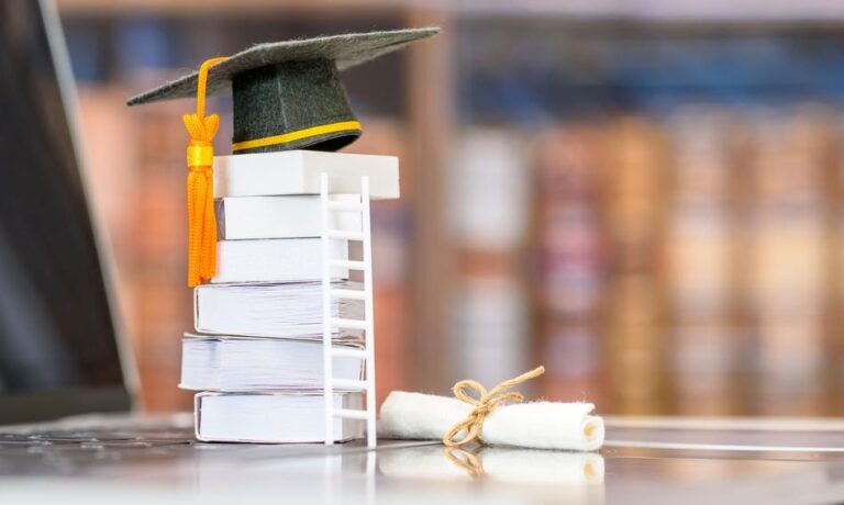 Edukacja wyższa się opłaca – ZUS ujawnia wzrost korzyści z ukończenia studiów