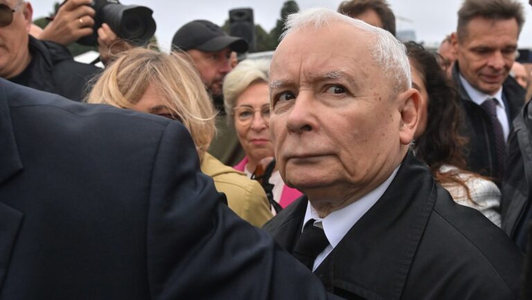 Oto kilka propozycji unikalnych tytułów zachowujących sens oryginału: 1. Nawrocki rozumie, że Kaczyński nie zamierza przekazać władzy. Przedstawia własną strategię [KOMENTARZ] 2. Kaczyński nie ustąpi? Nawrocki ma przygotowany własny plan działania [OPINIA] 3. Nawrocki świadomy oporu Kaczyńskiego w sprawie przywództwa. Odpowiada własną koncepcją [OPINIA] 4. Wie, że Kaczyński nie odda sterów partii. Nawrocki ujawnia swój pomysł [OPINIA] 5. Kaczyński nie planuje rezygnacji? Nawrocki szykuje alternatywną wizję [OPINIA]