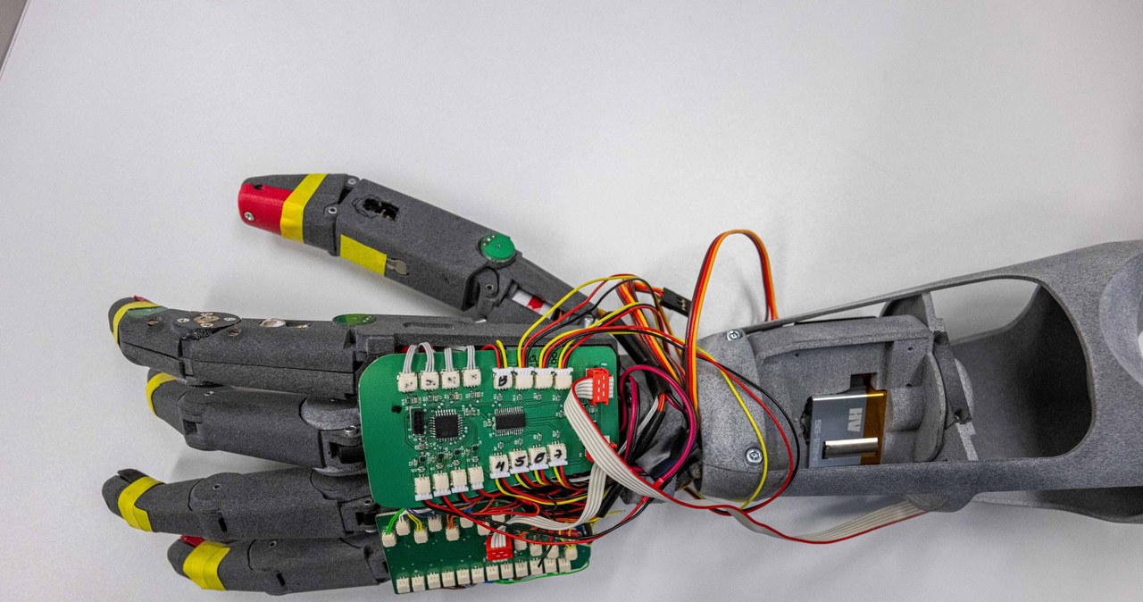 Nowoczesna bioniczna proteza ręki: Innowacyjne rozwiązanie od polskich badaczy
