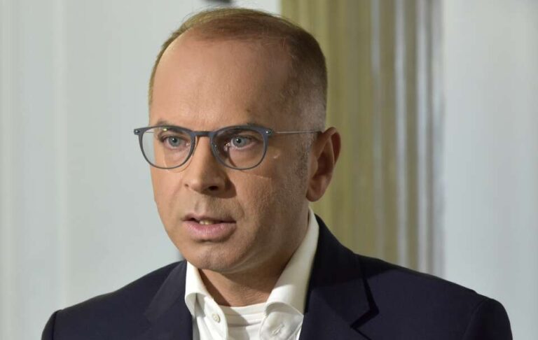 Oto kilka propozycji unikalnych tytułów, zachowujących sens oryginału: 1. Szczerba ostro do prezydenta! "Może się okazać, że..." 2. Szczerba grozi prezydentowi? "Niewykluczone, że..." 3. Szczerba nie przebiera w słowach wobec prezydenta: "Może się zdarzyć, że..." 4. Szczerba kieruje groźbę w stronę prezydenta? "Może się okazać, że..." 5. Szczerba uderza w prezydenta ostrym ostrzeżeniem: "Może się okazać, że..."