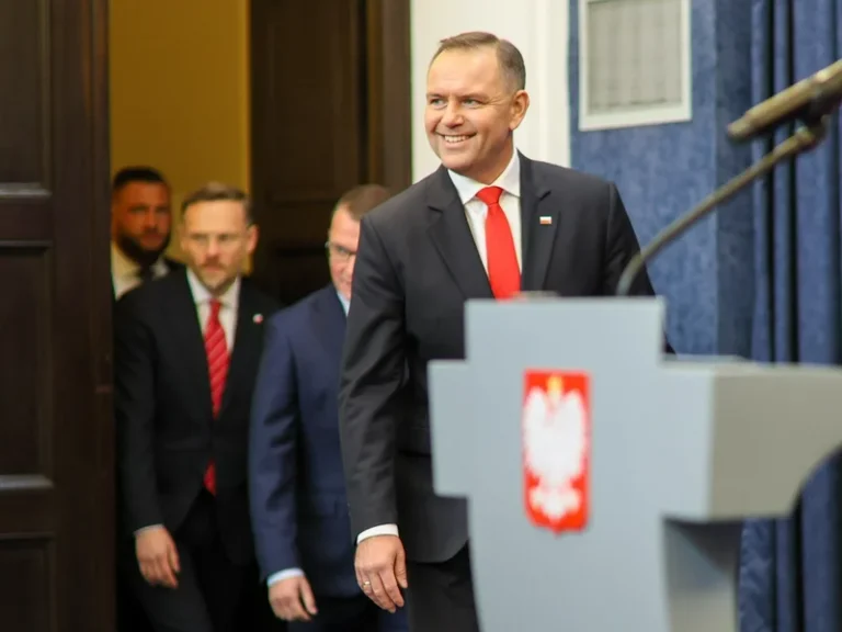 Oto kilka możliwych, unikalnych wersji tytułu: 1. "Bez przywilejów dla Ukrainy"? Kontrowersyjne reakcje po decyzji Nawrockiego 2. Decyzja Nawrockiego wywołuje burzę. Komentarze o „antyukraińskich uprzedzeniach” 3. Spór o przywileje dla Ukraińców. Gorące głosy po decyzji prezydenta IPN 4. Nawrocki pod ostrzałem. Fala opinii o „antyukraińskich nastrojach” po jego decyzji 5. Decyzja Nawrockiego rozgrzewa debatę – zarzuty o brak przywilejów i fobie antyukraińskie
