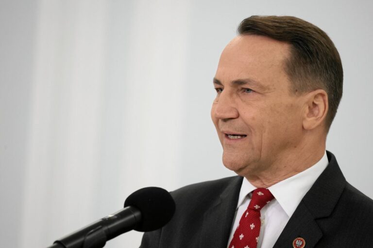 Sikorski ma nadzieję, że Nawrocki uświadomi Trumpowi zagrożenie ze strony rosyjskich prowokacji