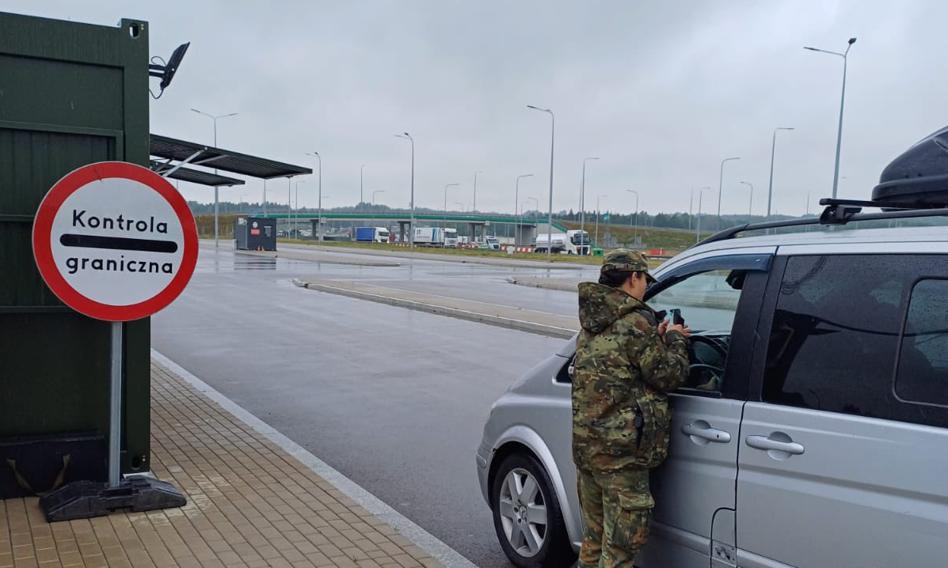 Oto kilka propozycji unikalnych tytułów, zachowujących sens oryginału: 1. Jak Polacy postrzegają wznowienie kontroli granicznych? Wyniki najnowszego sondażu 2. Polacy o przywróceniu kontroli na granicach – najświeższy sondaż 3. Nowy sondaż: Co Polacy sądzą o powrocie kontroli na granicach? 4. Opinie Polaków na temat ponownego wprowadzenia kontroli granicznych – rezultaty sondażu 5. Powrót kontroli granicznych oczami Polaków – oto wyniki najnowszego badania