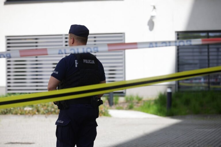 Oto kilka propozycji unikalnych tytułów oddających sens oryginału: 1. Tragiczny finał ataku na taksówkarza w Krakowie: w stawie odnaleziono ciało domniemanego napastnika 2. Kraków: Po ataku na taksówkarza w stawie znaleziono zwłoki potencjalnego sprawcy 3. Zwłoki w stawie po napaści na taksówkarza w Krakowie – policja podejrzewa, że to napastnik 4. Podejrzany o atak na taksówkarza nie żyje? Zwłoki znalezione w krakowskim stawie 5. Kraków: Ciało w stawie może należeć do sprawcy napaści na taksówkarza
