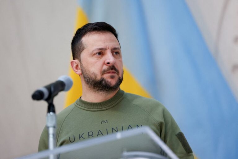 Oto kilka propozycji unikalnych tytułów o tym samym sensie: 1. Zełenski apeluje do Trumpa o stanowcze kroki USA 2. Czego Zełenski oczekuje od Trumpa? Domaga się silnej reakcji Stanów Zjednoczonych 3. Zełenski żąda od Trumpa konkretnych działań Ameryki 4. Prezydent Ukrainy wzywa Trumpa do podjęcia zdecydowanych działań przez USA 5. Zełenski naciska na Trumpa w sprawie jasnego stanowiska USA Jeśli chcesz bardziej formalny lub dynamiczny tytuł, napisz, a dostosuję.