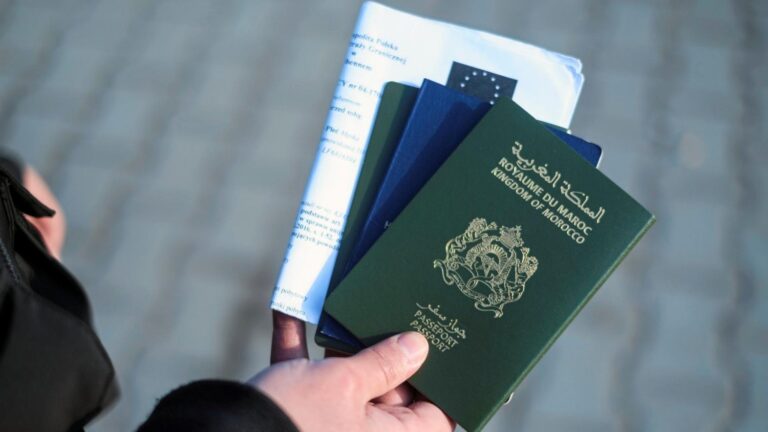 Oto kilka propozycji unikalnych tytułów o zbliżonym sensie: 1. Rewolucja w podróżowaniu po Unii Europejskiej – ruszają nowe reguły przekraczania granic 2. Nowe przepisy dla podróżujących po UE. Zmiany w zasadach przekraczania granic już wchodzą w życie 3. Szykuje się przełom dla podróżnych w UE – wprowadzane są całkiem nowe zasady na granicach 4. Podróże po UE z nowymi zasadami – zobacz, co zmienia się na granicach 5. Wielkie zmiany dla podróżujących po Unii Europejskiej. Nowy system przekraczania granic wystartował