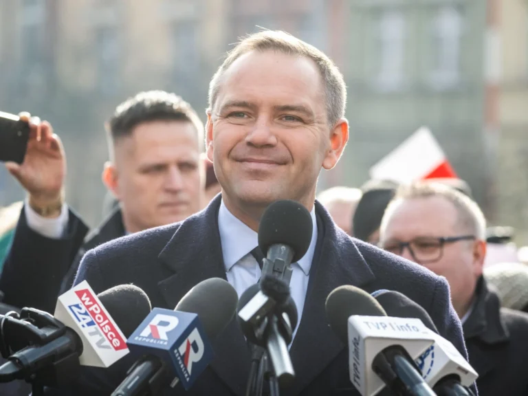 Oto kilka propozycji unikalnych tytułów oddających sens oryginału: 1. Nawrocki o możliwych formach współpracy z Tuskiem: „Opcji jest wiele” 2. Jak Nawrocki postrzega kooperację z Tuskiem? „Spektrum możliwości” 3. Nawrocki o relacjach z Tuskiem: „W grę wchodzi wiele wariantów współpracy” 4. Współpraca z Tuskiem według Nawrockiego: „Mam cały wachlarz opcji” 5. Nawrocki komentuje potencjalną współpracę z Tuskiem: „Istnieje szeroki wybór rozwiązań”