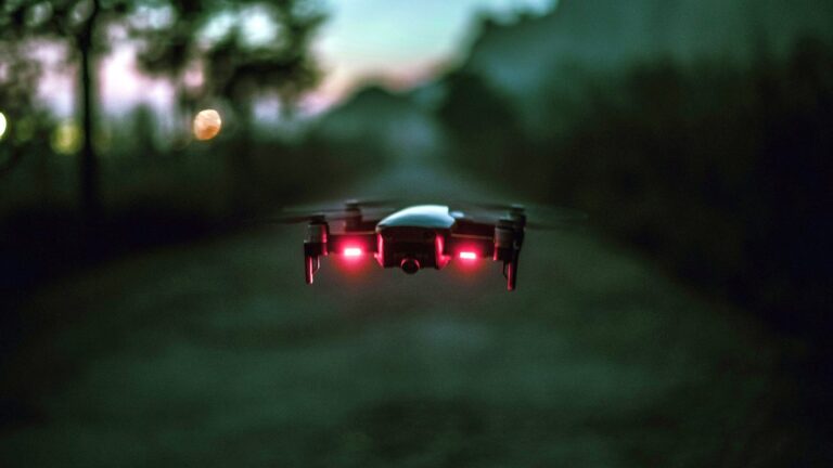 Oto kilka propozycji unikalnych tytułów zachowujących sens oryginału: 1. Niemcy komentują incydenty z dronami: intruz w przestrzeni powietrznej zostanie zestrzelony 2. Stanowisko Niemiec wobec podejrzanych dronów: naruszenie przestrzeni grozi zestrzeleniem 3. Podejrzane drony nad Niemcami? Władze jasno: trzeba je neutralizować 4. Niemcy o dronach naruszających granice: odpowiedź – natychmiastowe zestrzelenie 5. Znamy reakcję Niemców na podejrzane drony: każda wtargnięcie spotka się z ostrą reakcją