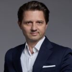 Oto kilka propozycji unikalnych tytułów zachowujących sens oryginału: 1. Wolnych miejsc coraz mniej 2. Została ograniczona liczba miejsc 3. Niewiele miejsc jeszcze dostępnych 4. Pozostały ostatnie wolne miejsca 5. Miejsc prawie brak 6. Resztki wolnych miejsc 7. Zbliżamy się do limitu miejsc 8. Miejsc ubywa z każdą chwilą 9. Ostatnie szanse na miejsce 10. Miejsca szybko się kończą