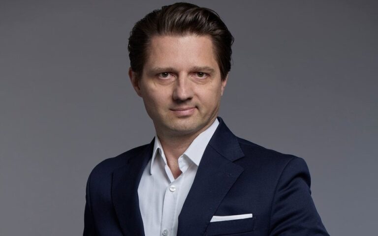 Oto kilka propozycji unikalnych tytułów zachowujących sens oryginału: 1. Wolnych miejsc coraz mniej 2. Została ograniczona liczba miejsc 3. Niewiele miejsc jeszcze dostępnych 4. Pozostały ostatnie wolne miejsca 5. Miejsc prawie brak 6. Resztki wolnych miejsc 7. Zbliżamy się do limitu miejsc 8. Miejsc ubywa z każdą chwilą 9. Ostatnie szanse na miejsce 10. Miejsca szybko się kończą