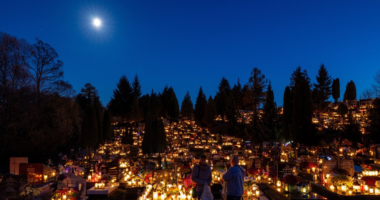 Uroczystość Wszystkich Świętych: polskie cmentarze rozświetlone światłem pamięci