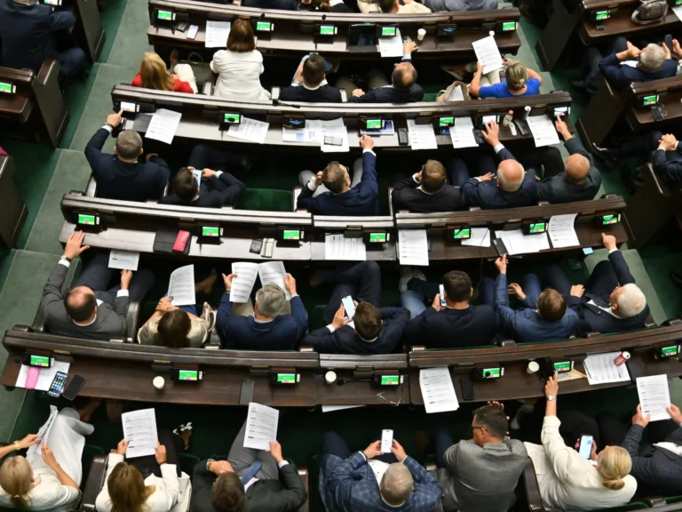 Poseł krytykuje wynagrodzenia i ostrzega przed odpływem specjalistów z Sejmu