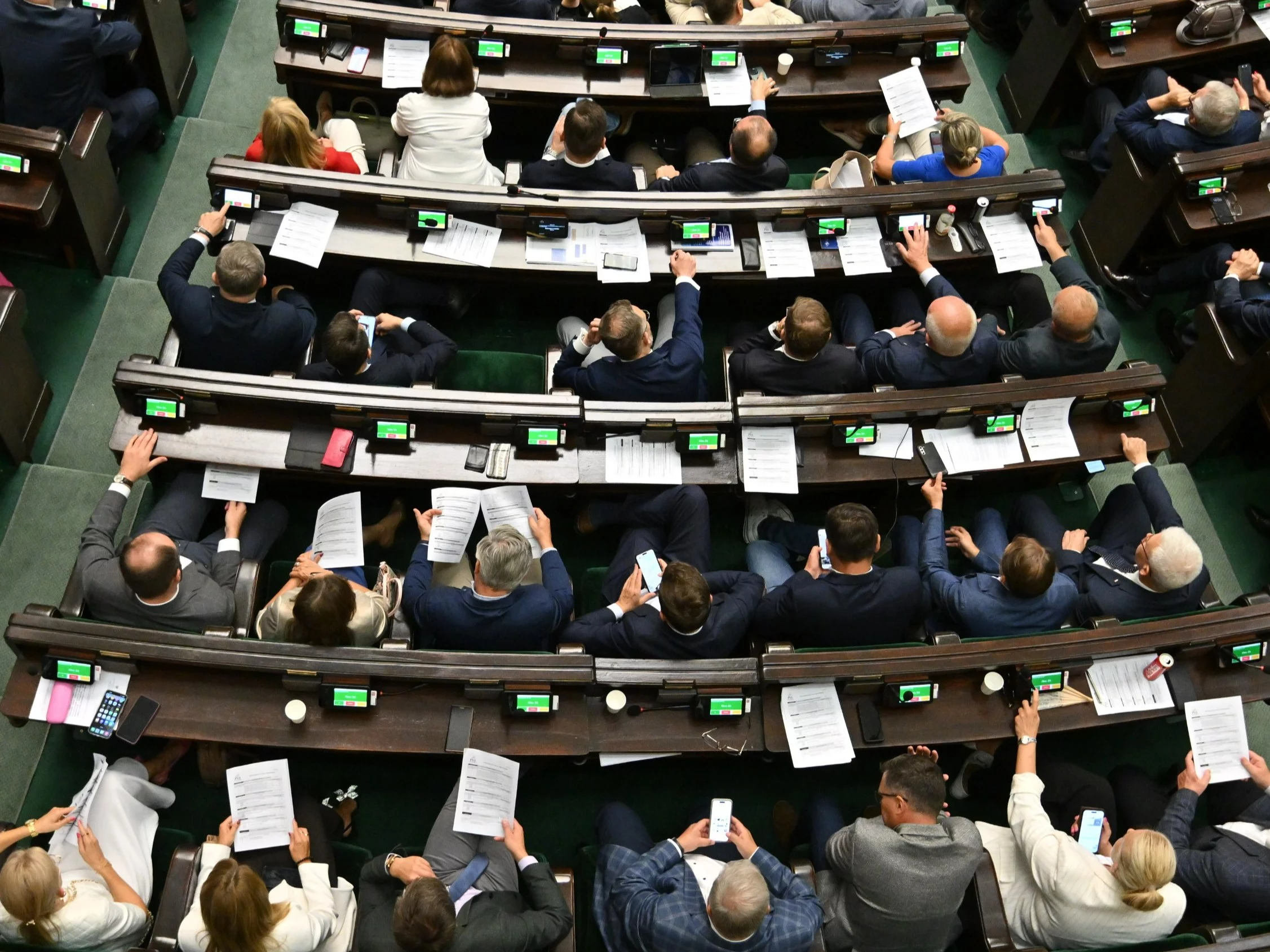 Poseł krytykuje wynagrodzenia i ostrzega przed odpływem specjalistów z Sejmu