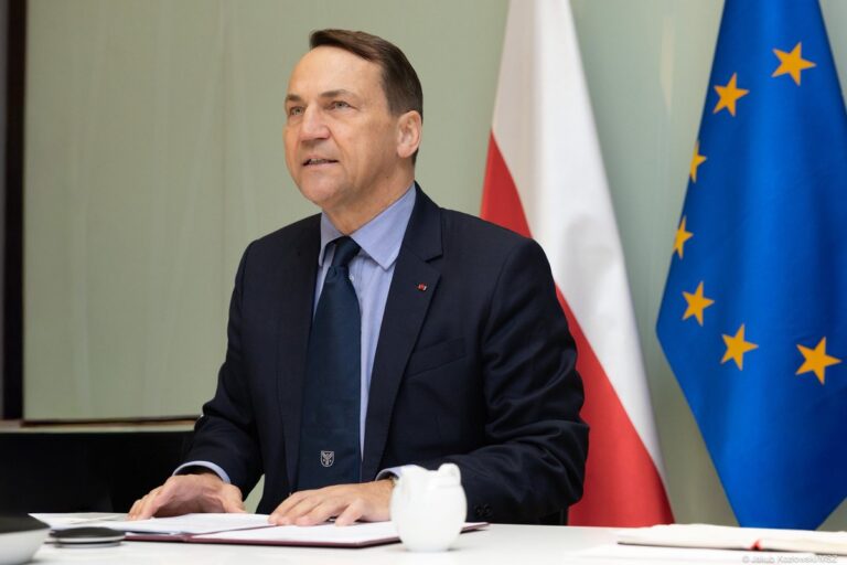 Oto kilka propozycji unikalnych tytułów o podobnym znaczeniu: 1. Sikorski wzywa ministrów spraw zagranicznych państw bałtyckich na nagłe rozmowy. "Temat nie budzi wątpliwości" 2. Pilna narada bałtyckich szefów MSZ z inicjatywy Sikorskiego. "Sprawa jest jasna" 3. Sikorski szybko mobilizuje bałtyckich kolegów z MSZ. "Oczywista kwestia" 4. Szef MSZ zwołuje nadzwyczajne spotkanie bałtyckich ministrów. "Temat nie podlega dyskusji" 5. Sikorski organizuje pilne konsultacje z ministrami spraw zagranicznych krajów bałtyckich. "Sprawa oczywista" W razie potrzeby chętnie przygotuję kolejne propozycje!