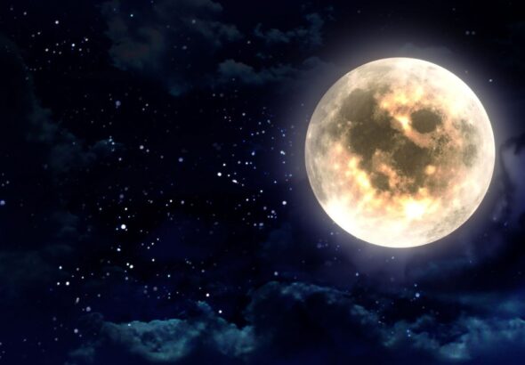 Jak zrobić idealne zdjęcie pełni Księżyca w listopadzie, gdy temperatura spada?