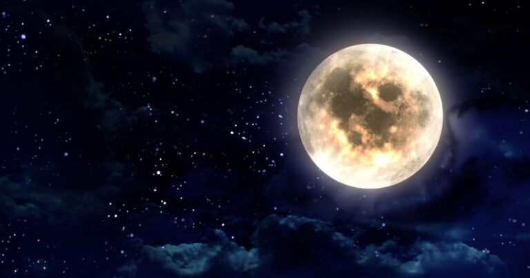 Jak zrobić idealne zdjęcie pełni Księżyca w listopadzie, gdy temperatura spada?