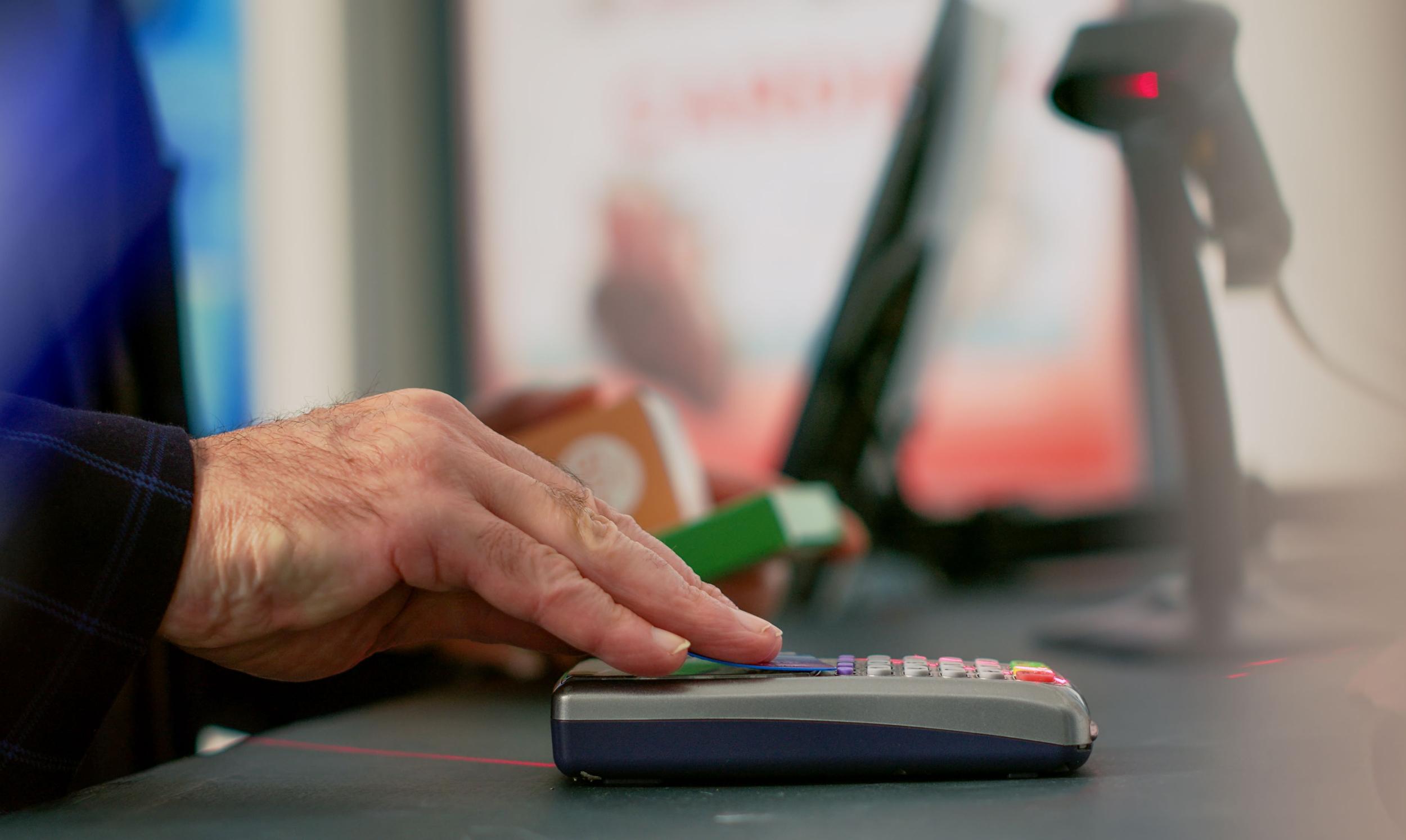 Funkcjonariusze KAS skontrolowali sprzedaż w branży budowlanej, turystycznej i transportowej – połowa transakcji zakończyła się mandatem