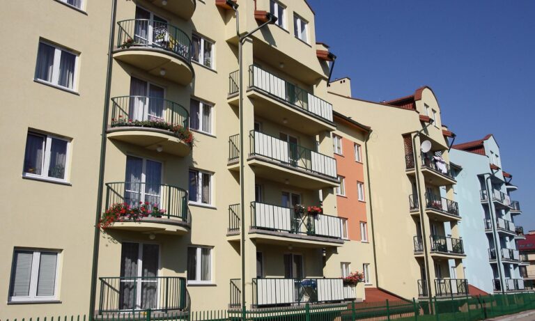 Niedobór tanich mieszkań na wynajem trwa. TBS-y mają miliardy, lecz borykają się z trudnościami