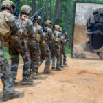 Armia Francji sprawdza nowoczesny hełm, który przypomina rekwizyty z filmów sci-fi.