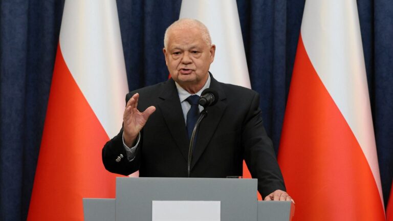 Oto kilka propozycji alternatywnych tytułów zachowujących sens oryginału i unikalność: 1. Sondaż: Opinie Polaków na temat niezależności Adama Glapińskiego są podzielone 2. Polscy respondenci podzieleni co do niezależności Adama Glapińskiego – wyniki sondażu 3. Niezależność Adama Glapińskiego budzi mieszane odczucia Polaków – raport z badań 4. Sondaż: brak jednomyślności wśród Polaków w ocenie niezależności Adama Glapińskiego 5. Respondenci różnią się w ocenach niezależności Adama Glapińskiego – wyniki sondazu Jeśli masz preferencję co do tonu (informacyjny, dynamiczny, itp.) lub długości tytułu, daj znać!