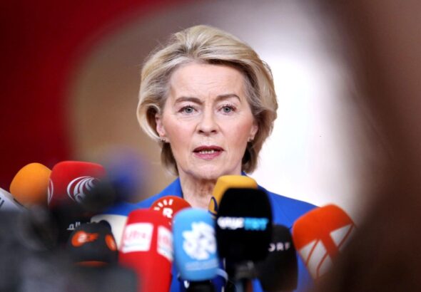 Oto kilka propozycji unikalnego przeredagowania tytułu: 1. Przełomowa umowa UE z Australią: Europa stawia na ofensywę i asertywność 2. Nowy rozdział w relacjach UE–Australia. Europa podejmuje wyzwanie i broni swoich interesów 3. Unia Europejska odpowiada zdecydowanie: strategiczne porozumienie z Australią 4. Unia Europejska wzmacnia pozycję: Asertywna odpowiedź w relacjach z Australią 5. Umowa UE z Australią – Europa nie odpuszcza i stawia na asertywność Wszystkie wersje oddają sens oryginału, ale korzystają z innowacyjnej formuły i sformułowań. Jeśli potrzebujesz uwzględnienia dodatkowych słów kluczowych czy określonego stylu, daj znać!