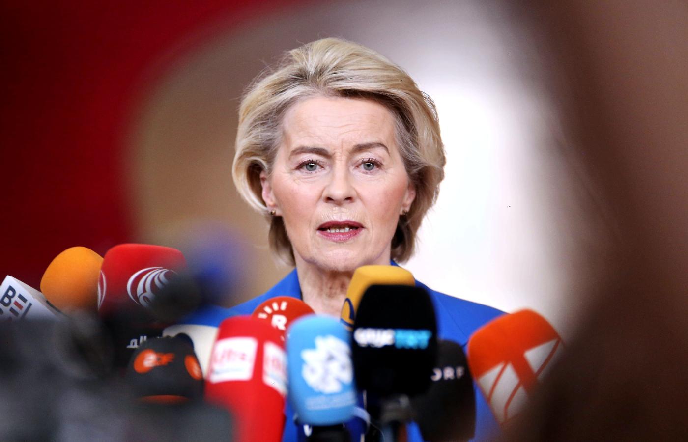 Oto kilka propozycji unikalnego przeredagowania tytułu: 1. Przełomowa umowa UE z Australią: Europa stawia na ofensywę i asertywność 2. Nowy rozdział w relacjach UE–Australia. Europa podejmuje wyzwanie i broni swoich interesów 3. Unia Europejska odpowiada zdecydowanie: strategiczne porozumienie z Australią 4. Unia Europejska wzmacnia pozycję: Asertywna odpowiedź w relacjach z Australią 5. Umowa UE z Australią – Europa nie odpuszcza i stawia na asertywność Wszystkie wersje oddają sens oryginału, ale korzystają z innowacyjnej formuły i sformułowań. Jeśli potrzebujesz uwzględnienia dodatkowych słów kluczowych czy określonego stylu, daj znać!