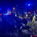 BMW dachowało po zderzeniu z drzewem – młoda kobieta hospitalizowana