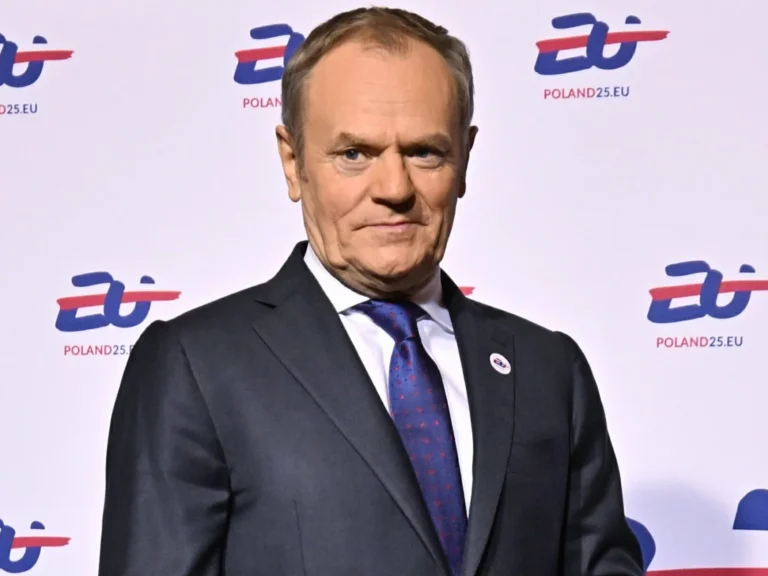 Oto kilka propozycji unikalnych tytułów zachowujących sens oryginału: 1. Tusk wykorzystuje kryzys w PiS: „Wydostaliśmy się z marazmu” 2. Jak Tusk przekuwa trudności PiS w sukces: „Uwolniliśmy się od beznadziei” 3. Tusk reaguje na słabość PiS: „Wyszliśmy z impasu” 4. W obliczu problemów PiS Tusk mówi: „Pokonaliśmy poczucie bezsilności” 5. Tusk o problemach PiS: „Otarliśmy się o beznadzieję, ale ją przezwyciężyliśmy”
