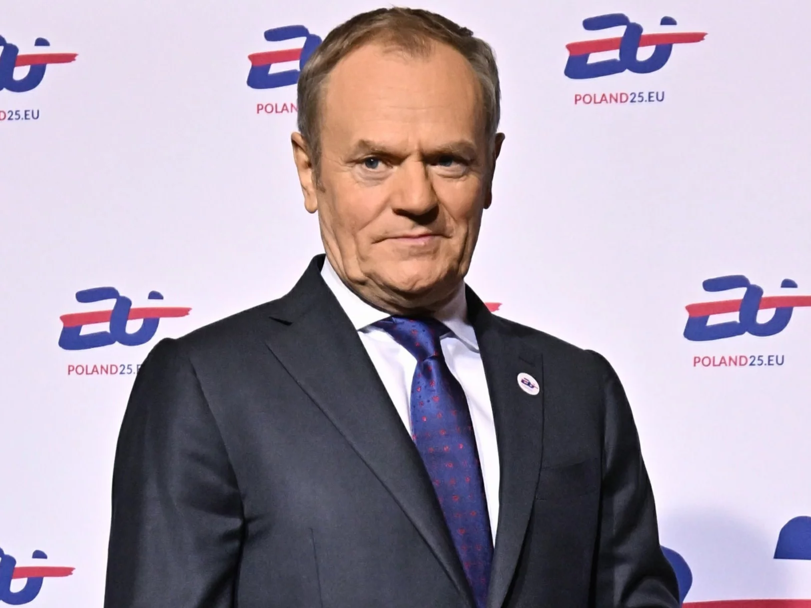 Oto kilka propozycji unikalnych tytułów zachowujących sens oryginału: 1. Tusk wykorzystuje kryzys w PiS: „Wydostaliśmy się z marazmu” 2. Jak Tusk przekuwa trudności PiS w sukces: „Uwolniliśmy się od beznadziei” 3. Tusk reaguje na słabość PiS: „Wyszliśmy z impasu” 4. W obliczu problemów PiS Tusk mówi: „Pokonaliśmy poczucie bezsilności” 5. Tusk o problemach PiS: „Otarliśmy się o beznadzieję, ale ją przezwyciężyliśmy”