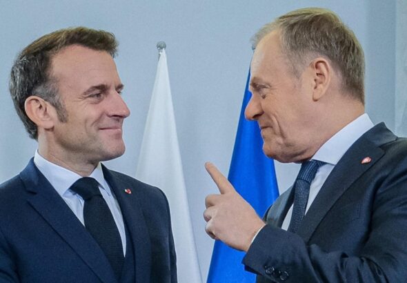 Oto kilka propozycji unikalnych tytułów, zachowujących sens oryginału: 1. 1471. dzień wojny. Czy ochrona atomowa Francji uchroni nas przed scenariuszem ukraińskim? 2. 1471. dzień konfliktu. Czy francuski parasol nuklearny zabezpieczy nas przed losem Ukrainy? 3. 1471. doba wojny. Czy francuska tarcza atomowa oddali zagrożenie ukraińskim scenariuszem? 4. 1471. dzień wojny. Czy pod francuskim parasolem atomowym unikniemy losu Ukrainy? 5. 1471. dzień inwazji. Czy francuska obrona nuklearna ochroni nas przed losem Ukrainy?
