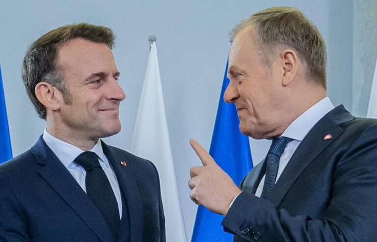 Oto kilka propozycji unikalnych tytułów, zachowujących sens oryginału: 1. 1471. dzień wojny. Czy ochrona atomowa Francji uchroni nas przed scenariuszem ukraińskim? 2. 1471. dzień konfliktu. Czy francuski parasol nuklearny zabezpieczy nas przed losem Ukrainy? 3. 1471. doba wojny. Czy francuska tarcza atomowa oddali zagrożenie ukraińskim scenariuszem? 4. 1471. dzień wojny. Czy pod francuskim parasolem atomowym unikniemy losu Ukrainy? 5. 1471. dzień inwazji. Czy francuska obrona nuklearna ochroni nas przed losem Ukrainy?