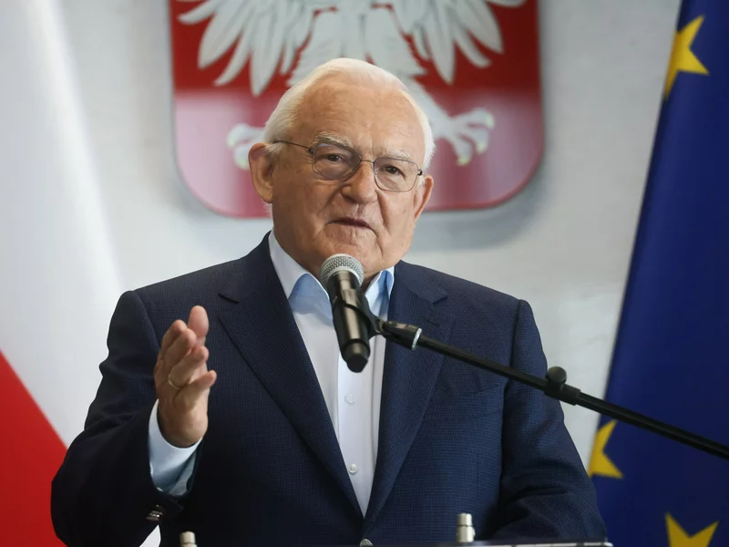 Oto kilka propozycji unikalnych tytułów o podobnym znaczeniu: 1. "Polska kompromituje się? Miller docieka w sprawie afery na Ukrainie" 2. "Afera ukraińska pod lupą Millera – czy Polska wystawia się na śmieszność?" 3. "Miller o zamieszaniu na Ukrainie: Polska naraża się na drwiny" 4. "Czy Polska staje się obiektem żartów? Miller interweniuje w sprawie ukraińskiego skandalu" 5. "Miller pyta o aferę na Ukrainie: Polska się ośmiesza?"
