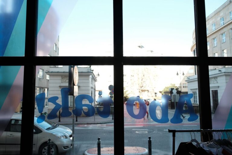 Wylanie kwasu w polskiej klinice aborcyjnej – zarzuty dla ojca i 18-letniego syna