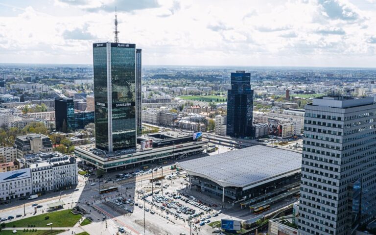 Oto kilka unikalnych propozycji przeredagowanego tytułu: 1. Rozwijajmy rodzimy kapitał i zwiększajmy poziom oszczędności w Polsce 2. Wzmacnianie polskiego kapitału i promowanie krajowego oszczędzania – klucz do rozwoju 3. Budowa silnego kapitału narodowego oraz wzrost oszczędności Polaków 4. Potrzeba wzmacniania polskiego kapitału i mobilizowania krajowych oszczędności 5. Kluczowa rola krajowego kapitału i rosnących oszczędności w Polsce Daj znać, czy zależy Ci na stylu bardziej publicystycznym czy formalnym!