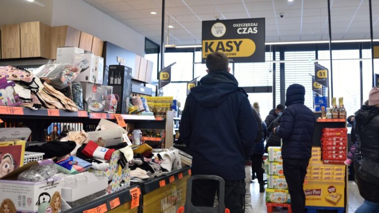 Pracownik Biedronki szczerze o postawie klientów. Jego słowa idealnie oddają problem