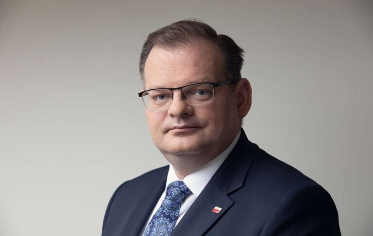 Oto kilka propozycji unikalnych tytułów, zachowujących sens oryginału: 1. **Wywiad specjalnie dla nas: Jan Józef Kasprzyk o marginalizacji Donalda Tuska** 2. **Ekskluzywnie: Jan Józef Kasprzyk twierdzi – Tusk nie liczy się w grze** 3. **Tylko w naszym serwisie: Kasprzyk ostro o Tusku – jest na politycznym marginesie** 4. **Specjalnie dla nas: Jan Józef Kasprzyk uważa, że Donald Tusk odpadł z gry** 5. **Wyłącznie u nas: Kasprzyk komentuje – Tusk już poza polityczną areną** 6. **Unikalny wywiad: Jan Józef Kasprzyk o politycznej porażce Donalda Tuska** Daj znać, jeśli zależy Ci na jeszcze innej formie lub dodatkowych propozycjach!
